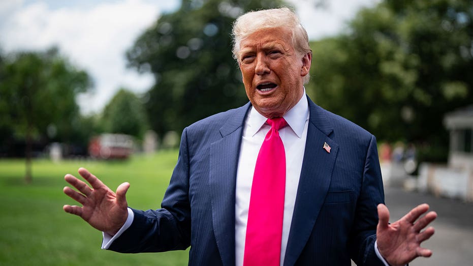 يتحدث الرئيس الأمريكي دونالد ترامب إلى أعضاء وسائل الإعلام في الحديقة الجنوبية للبيت الأبيض قبل صعوده على متن سفينة مارين وان في واشنطن العاصمة بالولايات المتحدة يوم الثلاثاء 15 يوليو 2025. وسيعلن ترامب عن استثمارات بقيمة 70 مليار دولار في الذكاء الاصطناعي والطاقة في ولاية بنسلفانيا يوم الثلاثاء، وهي أحدث دفعة من البيت الأبيض لتسريع تطوير التكنولوجيا الناشئة. المصور: آل دراجو / بلومبرج عبر غيتي إيماجز