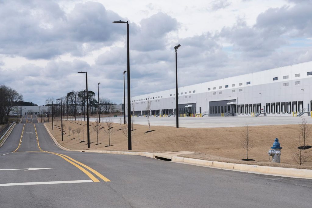 في الولايات المتحدة، الدائرة الاجتماعية، وهي بلدة صغيرة في جورجيا ضد “المركز الضخم” للاحتجاز المستقبلي لشركة ICE.