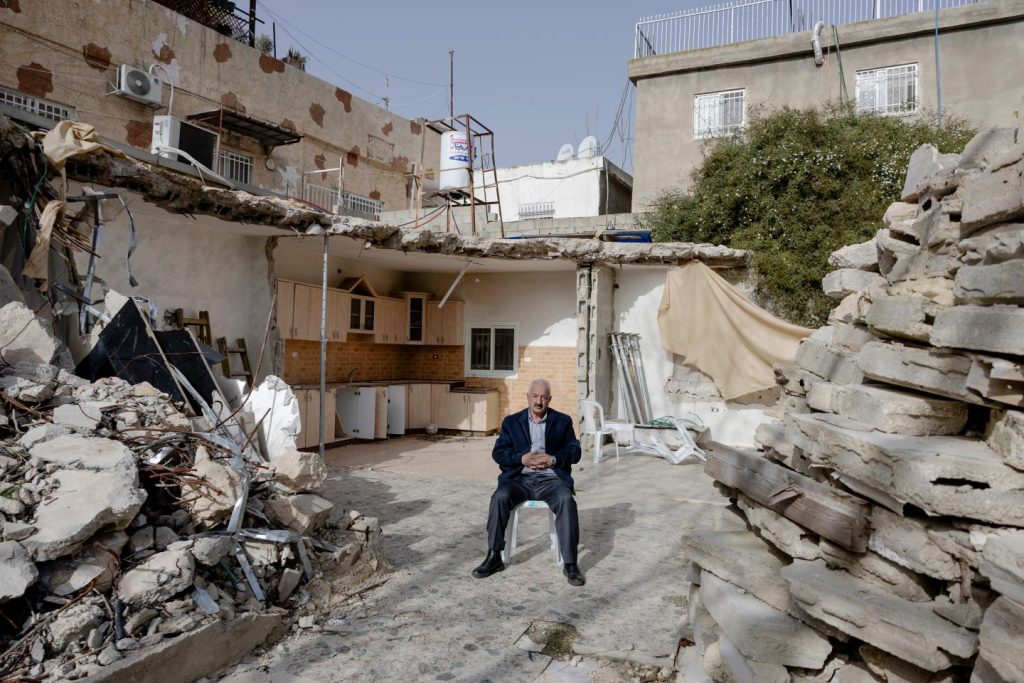 وفي القدس الشرقية، “الإسرائيليون يتقدمون في كل مكان في نفس الوقت، إنهم يخنقوننا لأنه لم يعد هناك أي ضغط دولي”