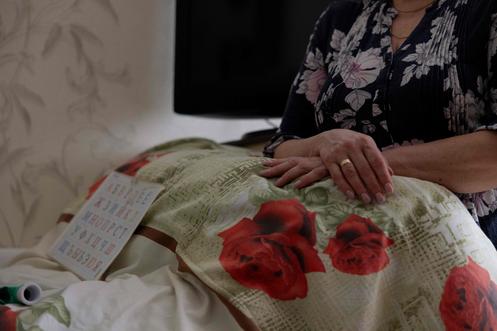 لوحة أبجدية، تستخدمها أولينا للتواصل مع زوجها، في تشيرنيهيف (أوكرانيا)، 12 فبراير 2026.