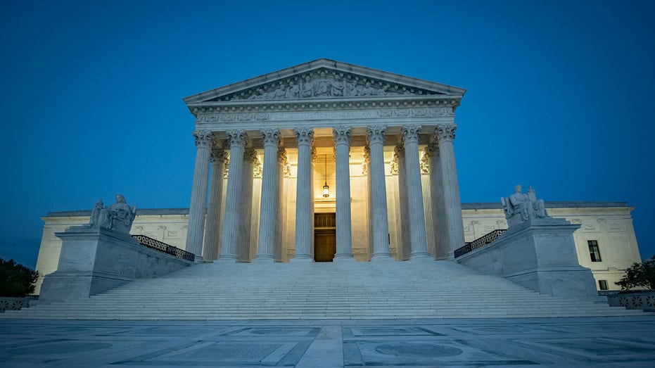 مبنى المحكمة العليا في الولايات المتحدة ليلاً