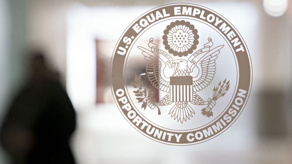 لجنة تكافؤ فرص العمل (EEOC)