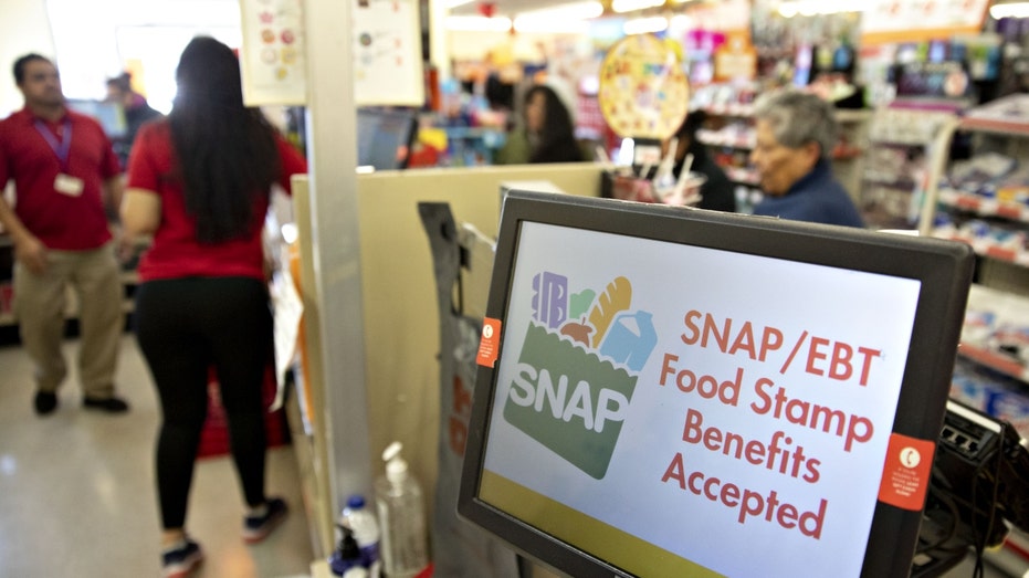 "تم قبول فوائد قسائم الطعام SNAP/EBT" يتم عرضها على الشاشة
