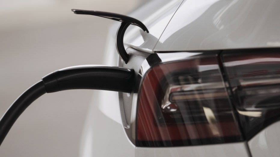 سيارة تسلا تشحن