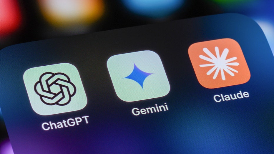 يظهر ChatGPT وGemini وClaude على شاشة الهاتف