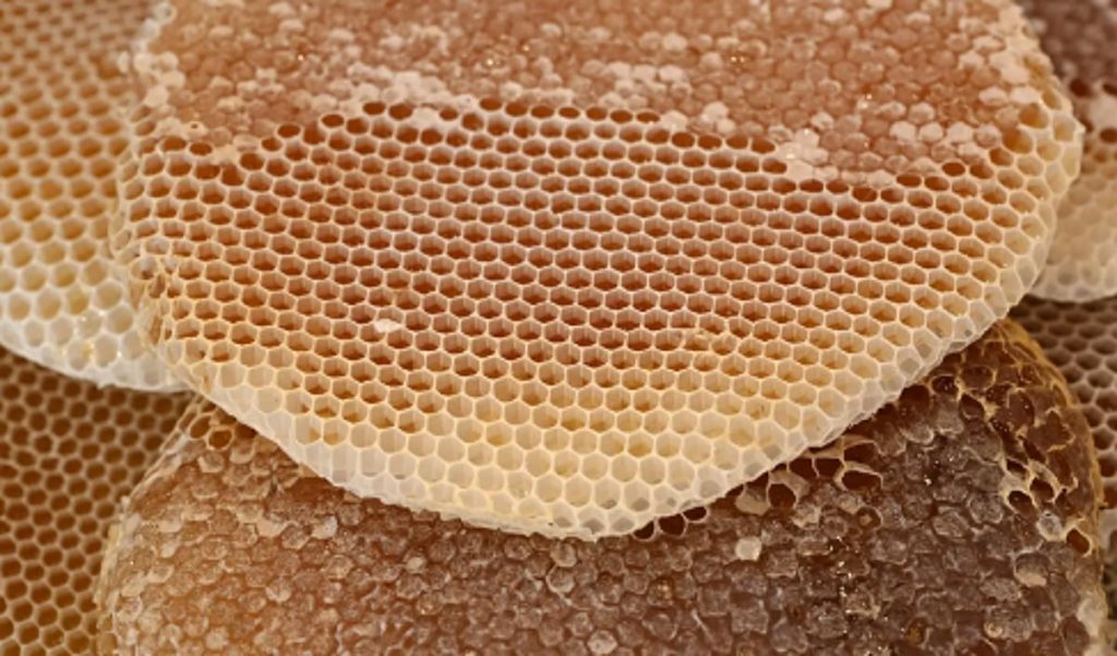 العسل والحنيذ.. نكهة تراثية تعكس هوية محايل عسير