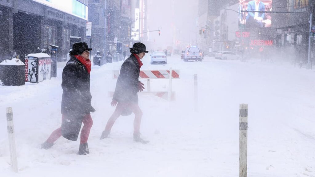 إلغاء 2100 رحلة جوية إثر عاصفة شتوية وانخفاض الحرارة بأمريكا