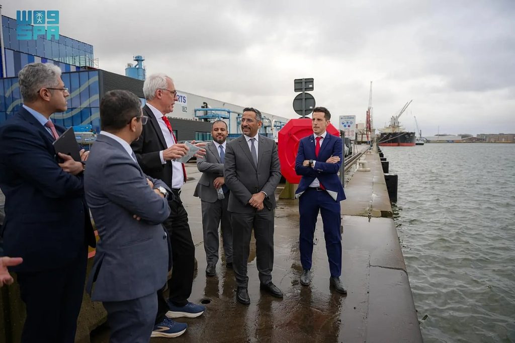 وزير الصناعة يطّلع على الحلول اللوجستية المبتكرة خلال زيارته لميناء «Antwerp-Bruges» في بروكسل