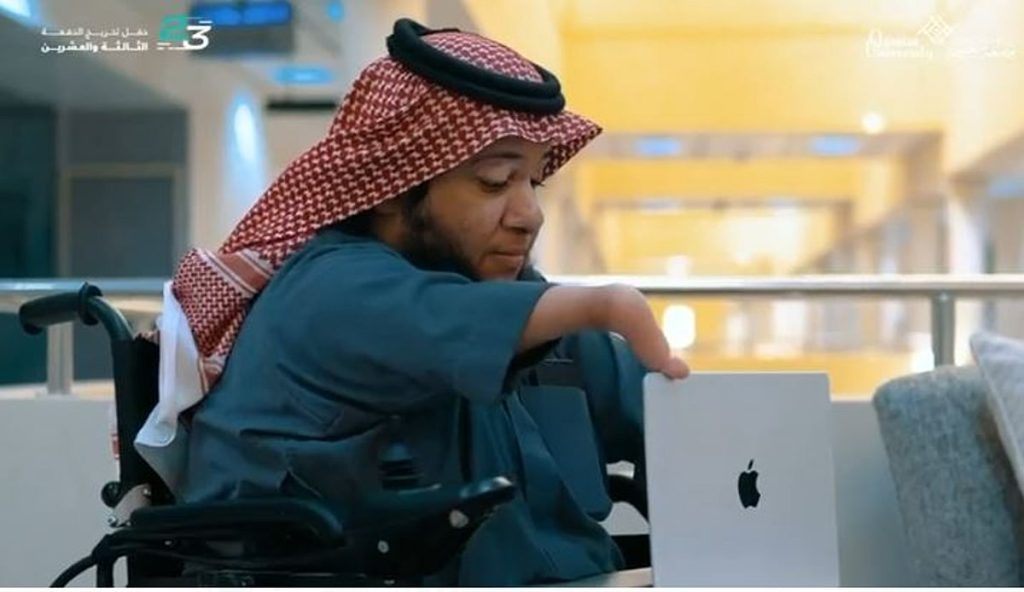أحد النماذج المميزة لخريجي الدفعة الـ 23 من جامعة القصيم.. ولد بنقص في الأعضاء وبتر للطرفين السفليين