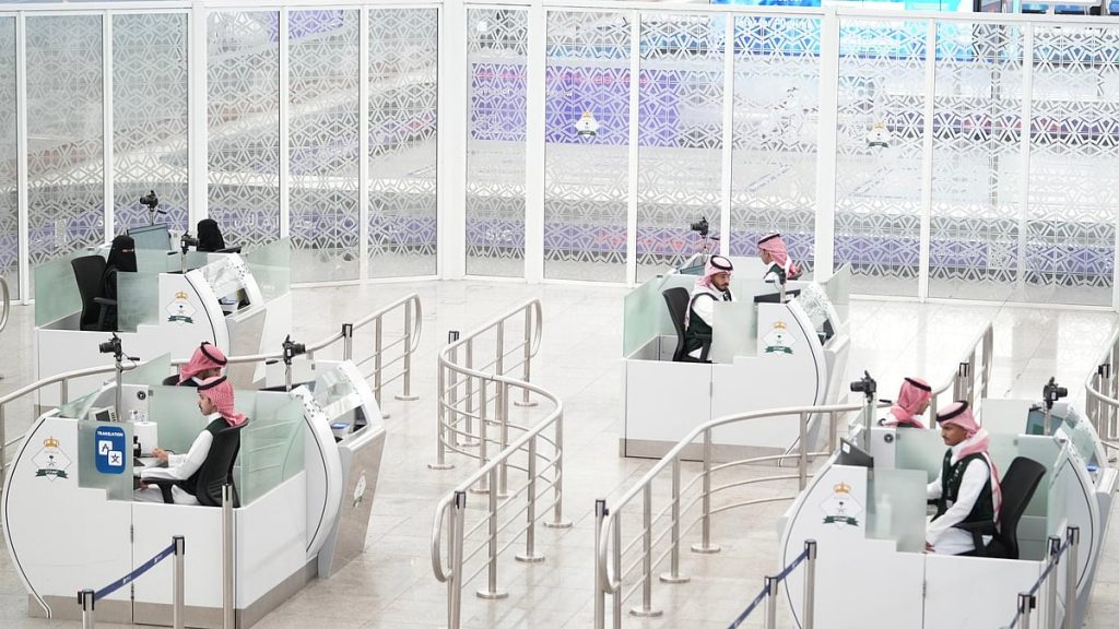 الجوازات تعلن جاهزيتها لاستقبال المعتمرين خلال شهر رمضان 1447