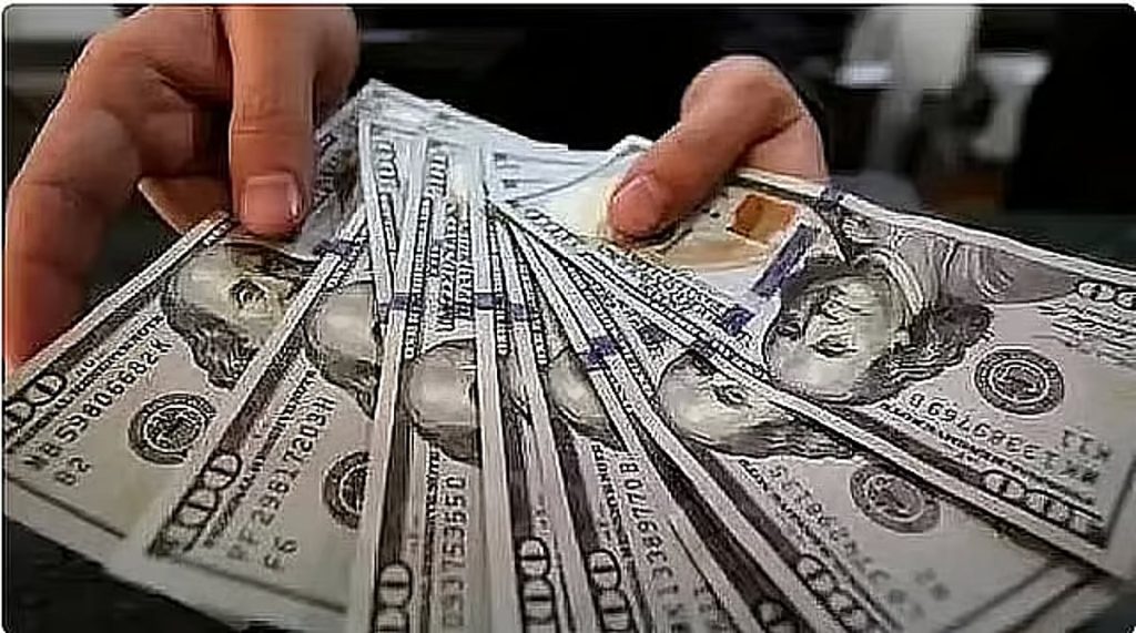 الدولار يواصل مكاسبه وسط ترقب محضر الفيدرالي