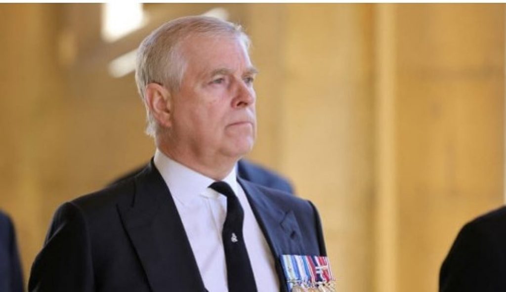 بسبب مزاعم تمرير معلومات حساسة لإبستين.. وسائل إعلام بريطانية تتحدث عن توقيف الأمير أندرو للتحقيق