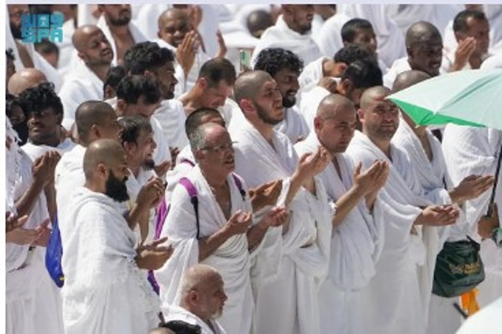 أولى جُمَع رمضان في المسجد الحرام.. مشهد إيماني تتجلّى فيه الطمأنينة وعظمة المكان