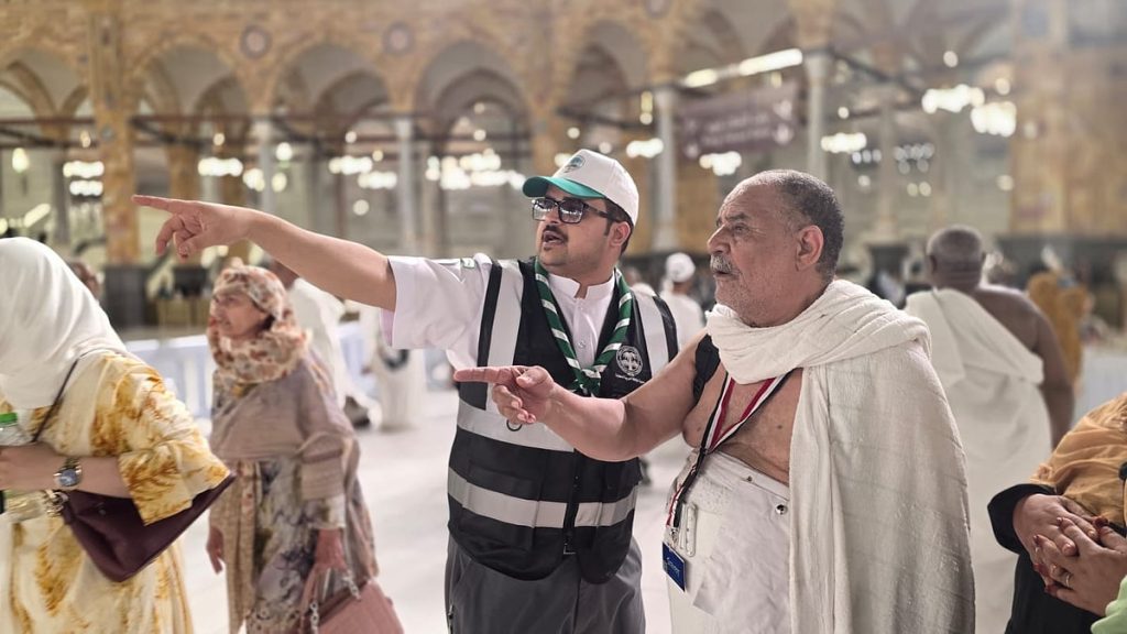 الكشافة تواصل أداء رسالتها التطوعية في رحاب المسجد الحرام