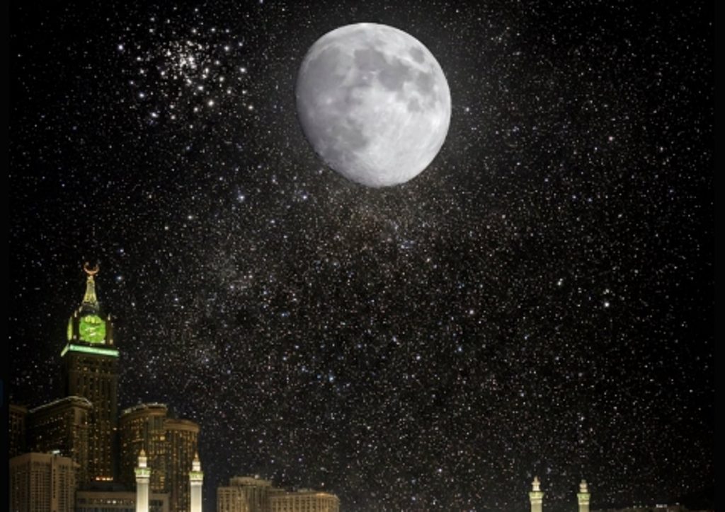 غدًا.. أول تعامد للقمر على الكعبة في 2026