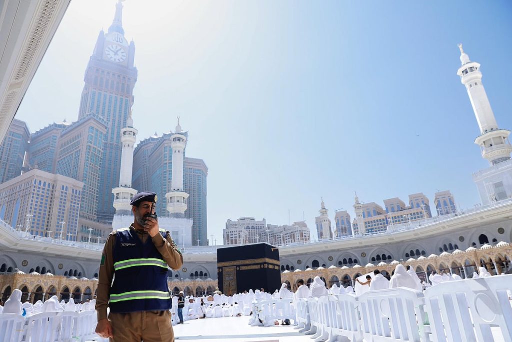 الدفاع المدني يعزز جهوده في المسجد الحرام وساحاته خلال رمضان 1447 هـ