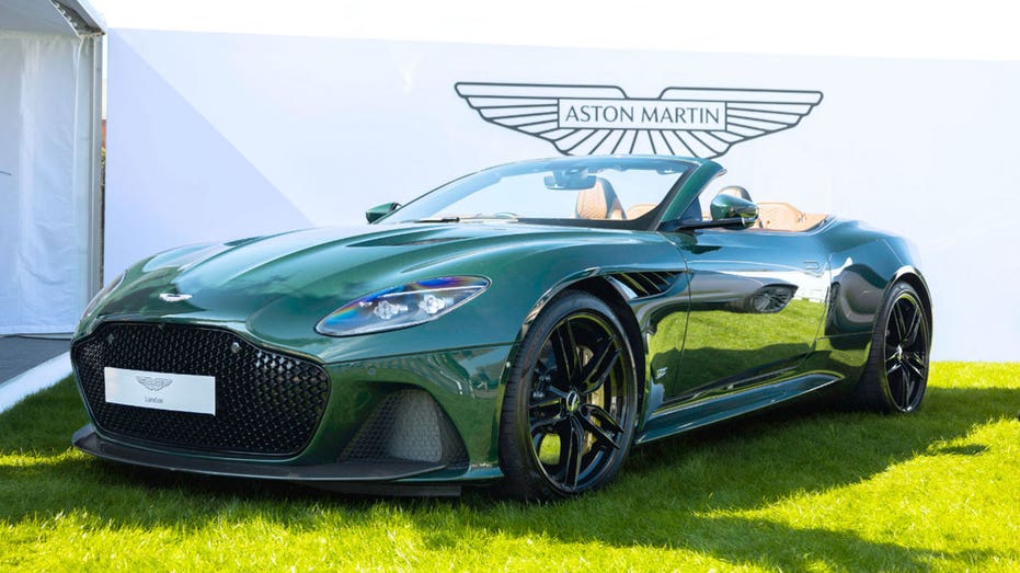 سيارة أستون مارتن DBS المكشوفة ذات السقف العلوي للأسفل.