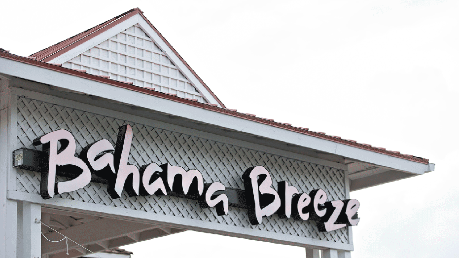 يتم عرض اللافتات في موقع Darden Restaurants Inc. Bahama Breeze Island Grille في شومبورغ، إلينوي، الولايات المتحدة، يوم الخميس 22 يونيو 2017. ومن المقرر أن تعلن شركة Darden Restaurants Inc. عن أرقام الأرباح في 27 يونيو. المصور: دانييل آكر / بلومبرج عبر Getty Images