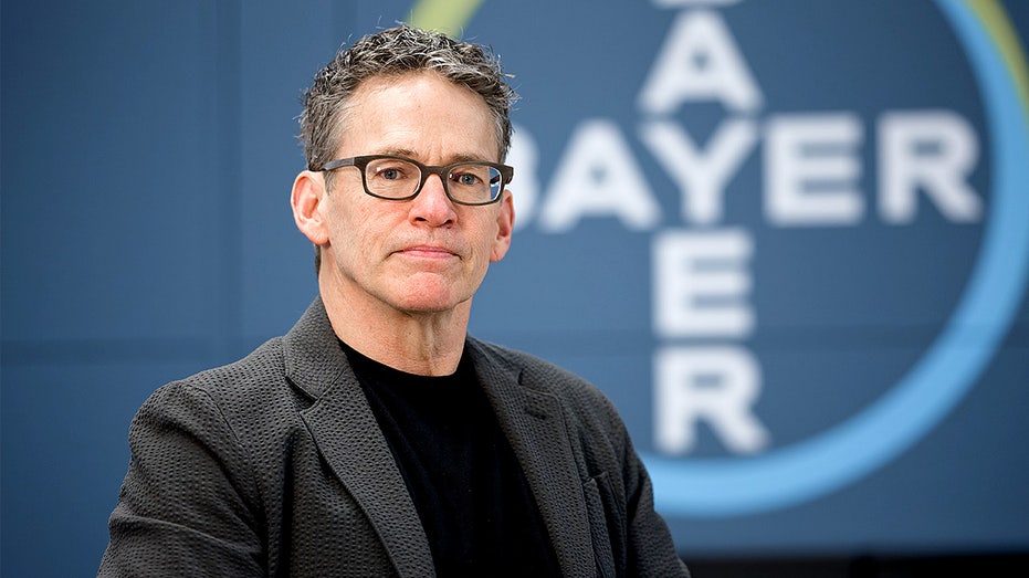 الرئيس التنفيذي لشركة Bayer AG، بيل أندرسون، يجلس لالتقاط صورة في المقر الرئيسي للشركة في ليفركوزن، ألمانيا.