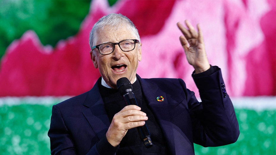 بيل جيتس يتحدث.