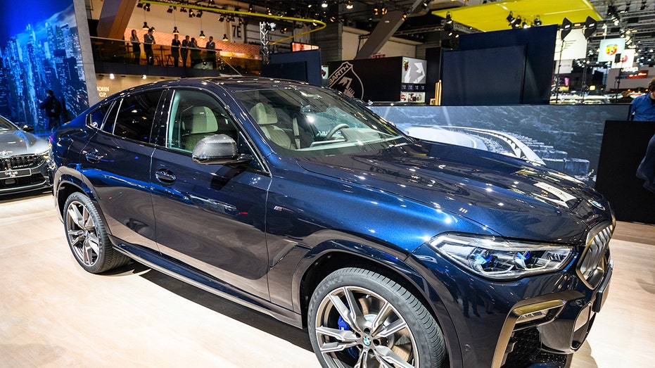عرض سيارة BMW X6 باللون الأزرق