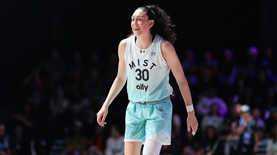 بريانا ستيوارت تظهر في الملعب