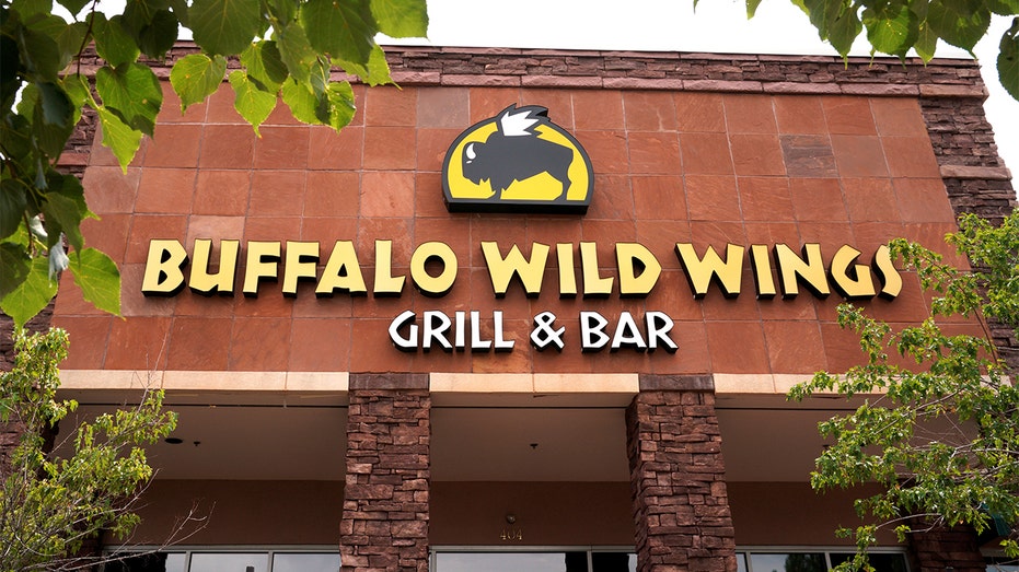 منظر خارجي لموقع مطعم Buffalo Wild Wings في منطقة التسوق في الضواحي.