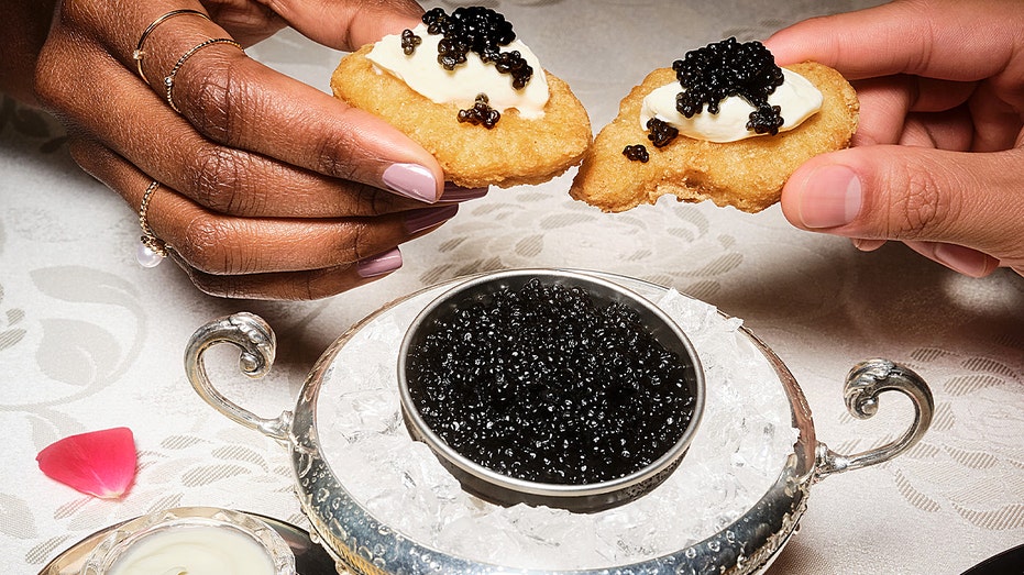 طقم الكافيار ماك ناجت