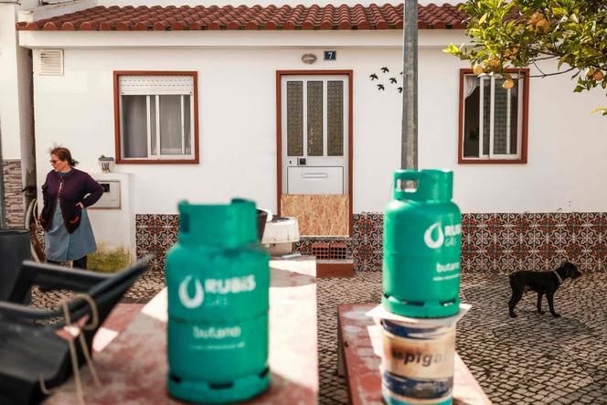 يتخذ السكان الاحتياطات اللازمة من خلال تحصين مداخل منازلهم وتكديس ممتلكاتهم على الطاولات، في مواجهة خطر حدوث المزيد من الفيضانات الناجمة عن العاصفة مارتا، في فيلا فرانكا دي زيرا (البرتغال)، 6 فبراير 2026.