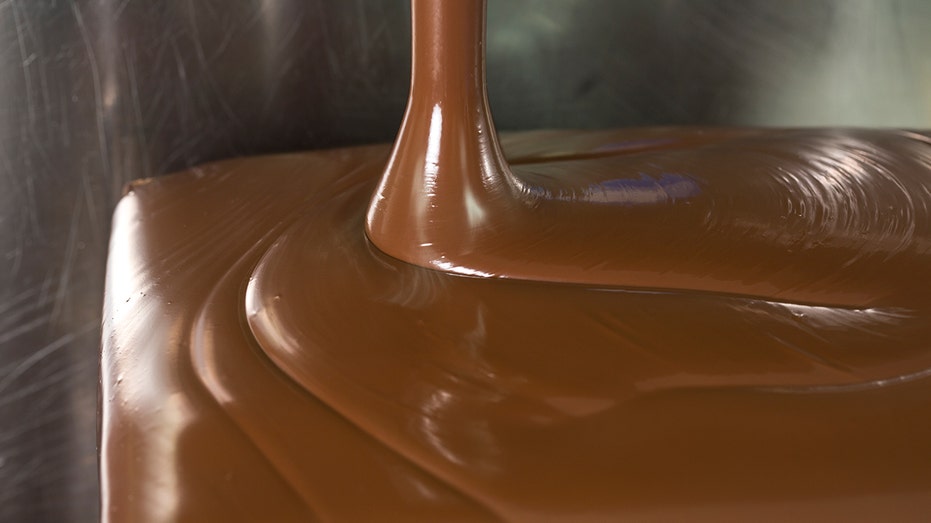 خليط الكيك في القالب