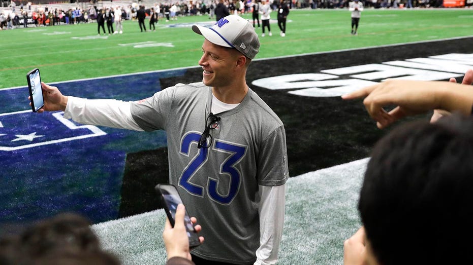 كريستيان ماكافري يلتقط صورة شخصية