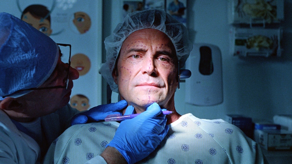 رجل في عيادة الطبيب