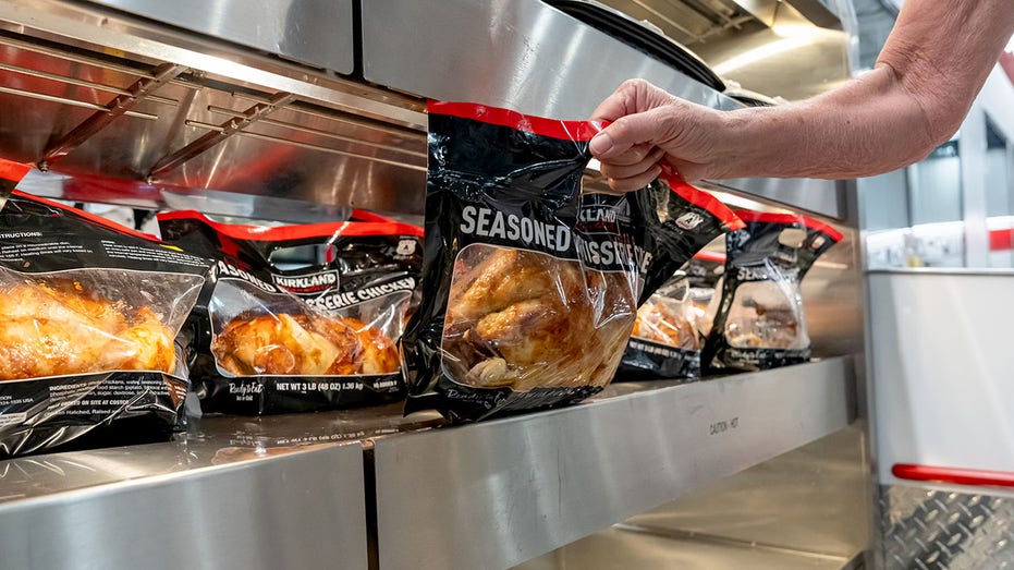 متسوق يلتقط دجاجة مشوية