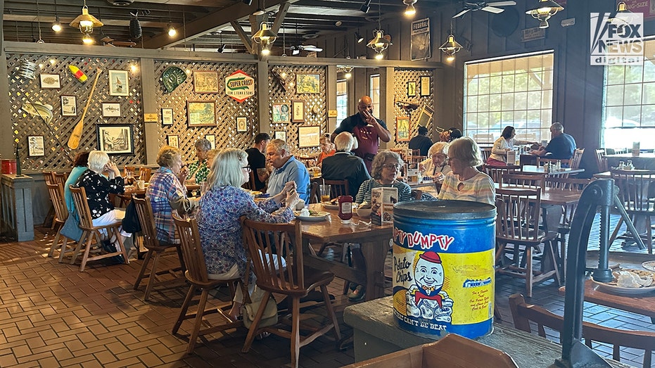 داينرز في Cracker Barrel بعد الشعار الجديد وإعلان تغيير العلامة التجارية.