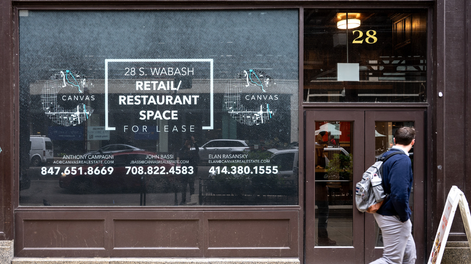 رجل يمشي بالقرب من مبنى فارغ في شيكاغو للإيجار.