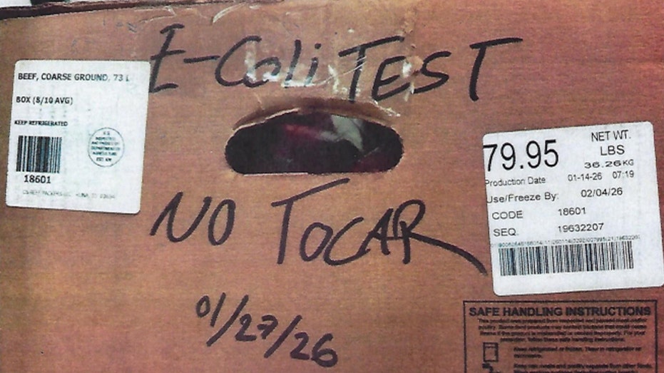 صندوق من الورق المقوى مكتوب عليه