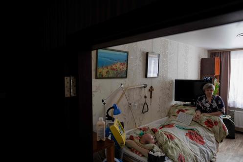أولينا، بجانب سرير زوجها، في تشيرنيهيف (أوكرانيا)، 12 فبراير 2026.
