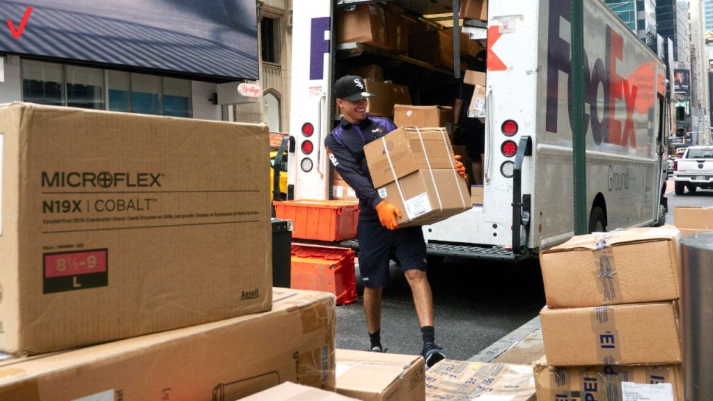 تقول FedEx إنها ستعيد أي مبالغ مستردة للتعريفة الجمركية إلى العملاء وشركات الشحن التي دفعت لهم