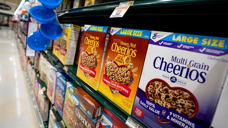 حبوب Cheerios ذات العلامة التجارية General Mills Inc. للبيع في محل بقالة...