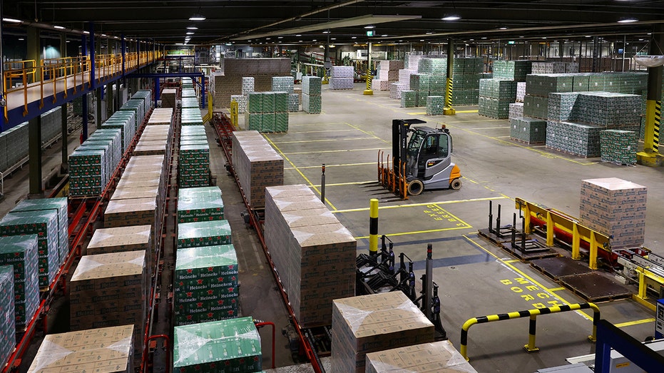 البيرة في قاعة التوزيع في مصنع الجعة هاينكن