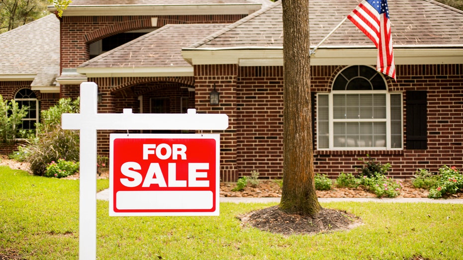 المنزل مع أ "للبيع" لافتة