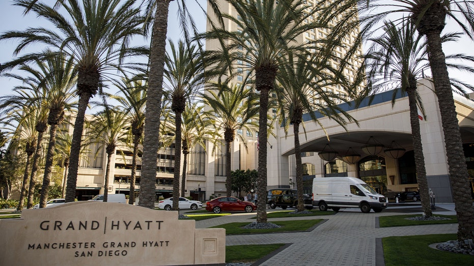 فندق حياة مع أشجار النخيل