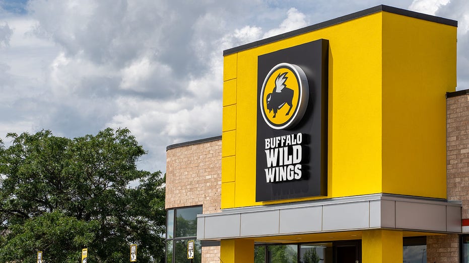 المظهر الخارجي لمطعم سلسلة Buffalo Wild Wings. تُعرف هذه المؤسسة التي تقدم الطعام أيضًا باسم B-Dubs، وهي تبيع أجنحة الدجاج وأطعمة الحانات