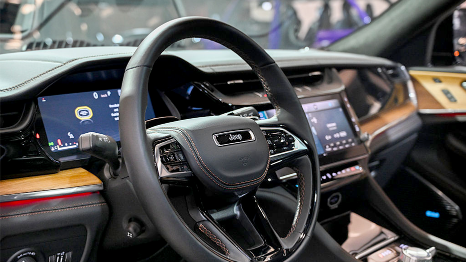 الجزء الداخلي من سيارة جيب