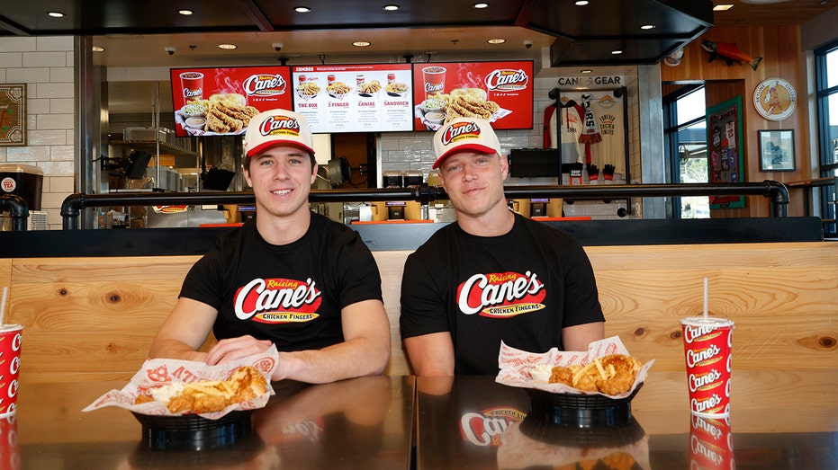 الإخوة ماكافري في Raising Canes