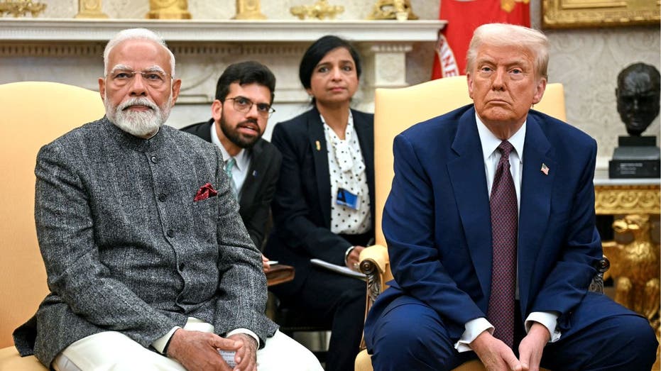 الرئيس الأمريكي دونالد ترامب ورئيس الوزراء الهندي ناريندرا مودي يجلسان في المكتب البيضاوي