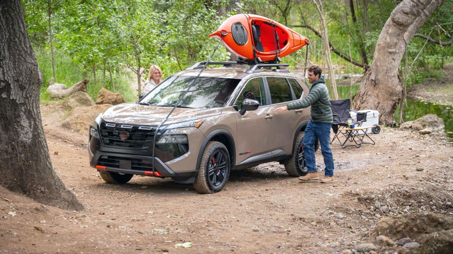 يحصل الناس على سيارة نيسان روج 2025.