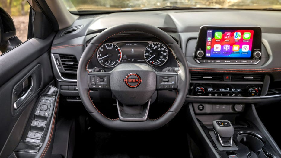 داخل نيسان روج.