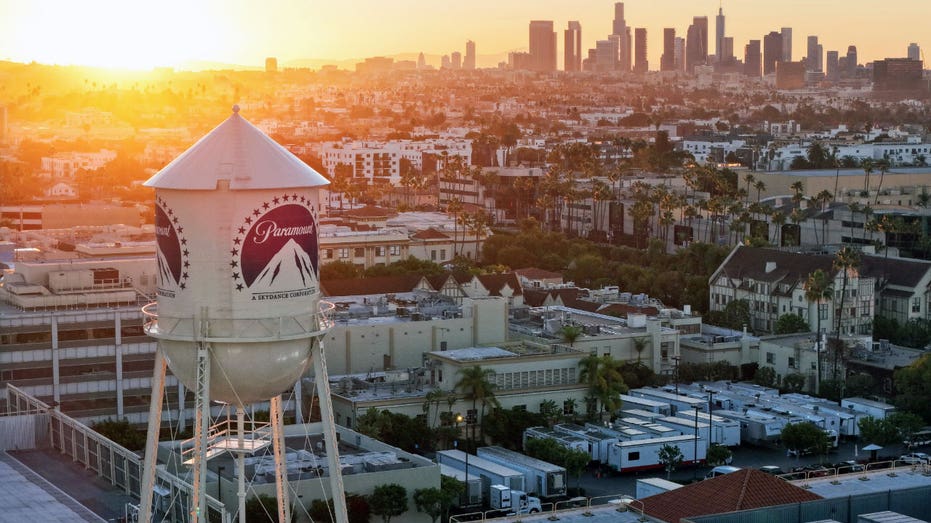 تشرق الشمس خلف برج المياه في استوديوهات باراماونت.