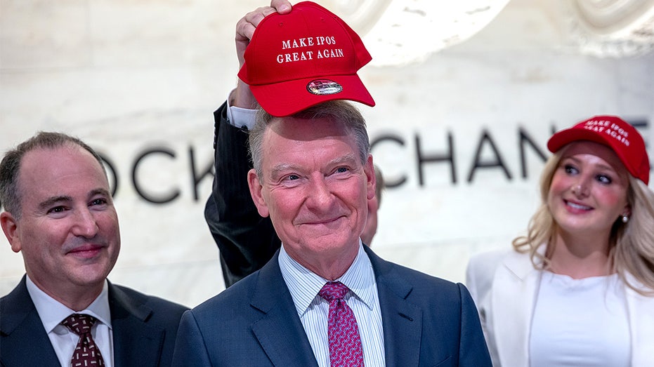 يرتدي رئيس هيئة الأوراق المالية والبورصات بول أتكينز 